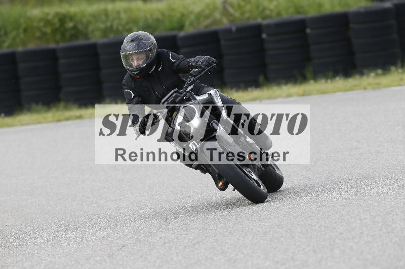 /Archiv-2025/09 22.04.2025 Cornu Master School ADR/rot-rouge/40